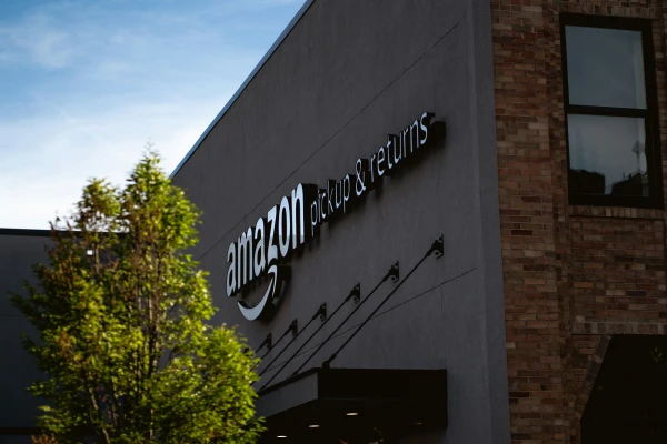 «Amazon» plāno likvidēt līdz 30 000 biroja darbavietu