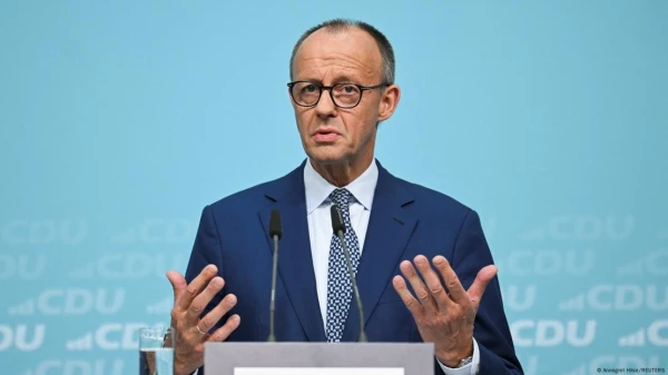 Главе правительства приходится отвечать на запросы публики.