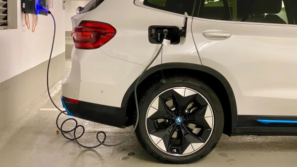 Nauda nav kur likt? Automobiļu pārdošana Eiropā strauji pieaugusi