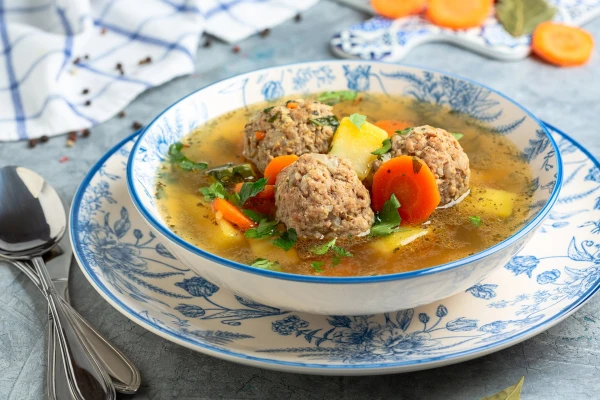 Kuru garšvielu nedrīkst pievienot pirmajiem ēdieniem, bet pat pieredzējušas saimnieces to izmanto