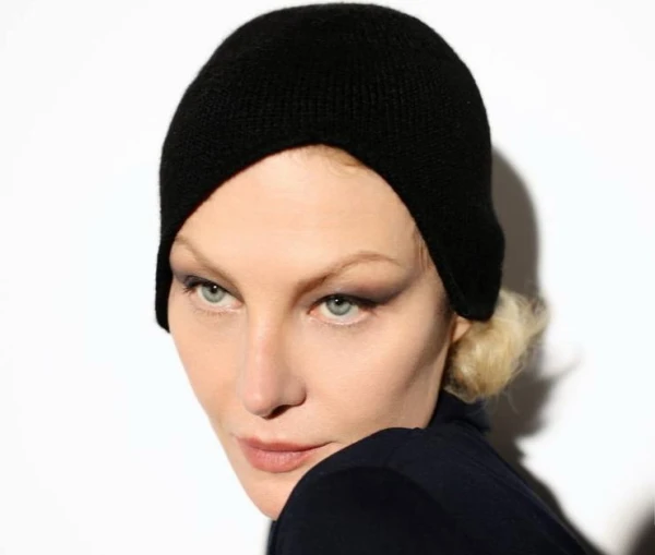 Renāta Litvinova atkal apbūra Parīzes tēlā «sieviete melnā»