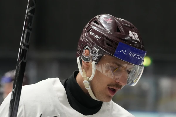 Latvijas hokejists Tumānovs noslēdz līgumu ar Somijas klubu «Jokerit»; līgums lauzts ar Feņenko