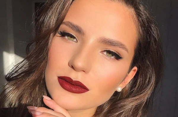 Kā moderni nokrāsot lūpas ziemā 2025–2026: 5 vispopulārākie lūpu krāsas toņi