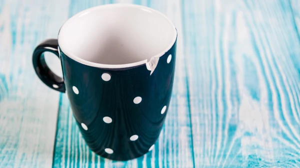 Bīstamība virtuvē: kāpēc nedrīkst ēst no saplēstām traukiem