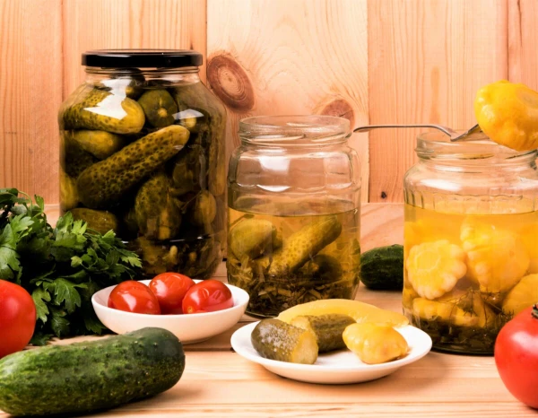 Diētologi pastāstīja, kuri produkti ir noderīgāki nevis svaigā, bet konservētā veidā