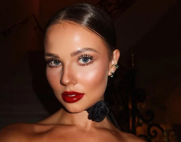 27 gadus vecā dziedātājas Valerijas vedekla izbauda Parīzes bulvārus