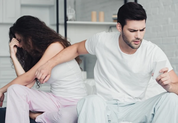 Vai jūsu partneris kontrolē jūs caur sociālajiem tīkliem? Digitālā vardarbības pazīmes