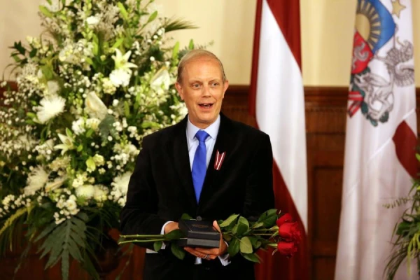 Latvijā zināms žurnālists un dziedātājs pārsteigti par savas pensijas apmēru. Bet kā nu ir atšķirīgi