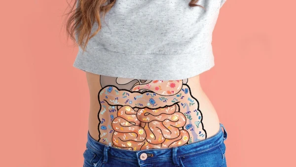 Kāpēc regulāri ēst jogurtu un ķiplokus: kāpēc pēc 45 gadiem nepieciešami probiotikas un prebiotikas