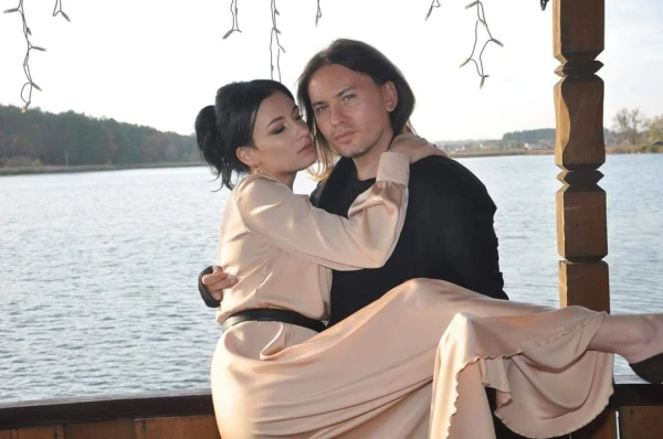 Госпожу Приходько в крепких руках держит певец Алекс Луна.