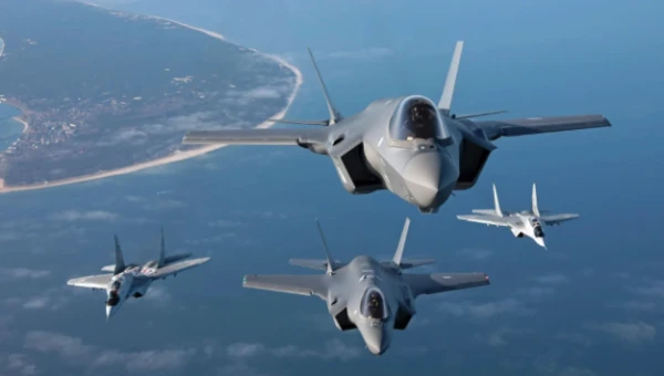 Rietumos pārsteigti par vecā lidmašīnas uzvaru pār F-35