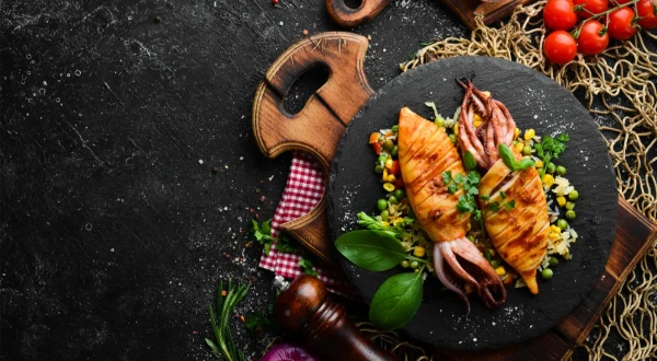 Kulināriem atbildēja, kāpēc kalmārus jāgatavo tikai uz spēcīgas uguns