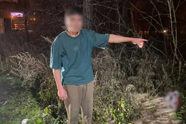 Арестованный указывает на место преступления.