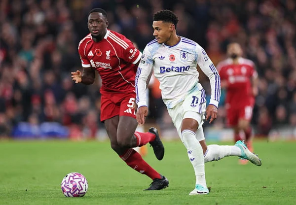 Anglijas čempionāts. «Liverpool» neatstāja izredzes «Aston Villa»