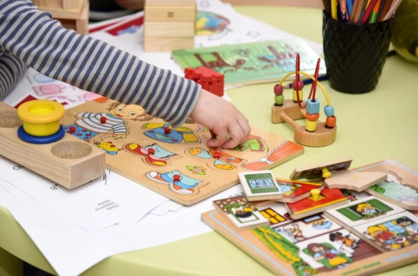 Latvijā noķerts bērnudārzu laupītājs: paspēja apzagt septiņas pirmsskolas izglītības iestādes