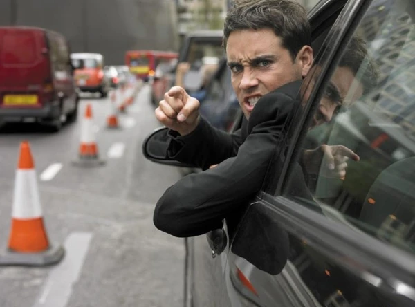 Kāpēc autovadītāji kļūst agresīvi: iekšējā stāvokļa spogulis