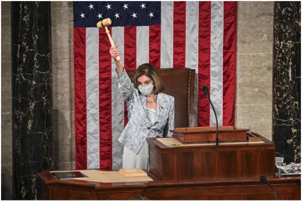 Kļuva zināms par iespējamo Nensijas Pelozi aiziešanu no politikas