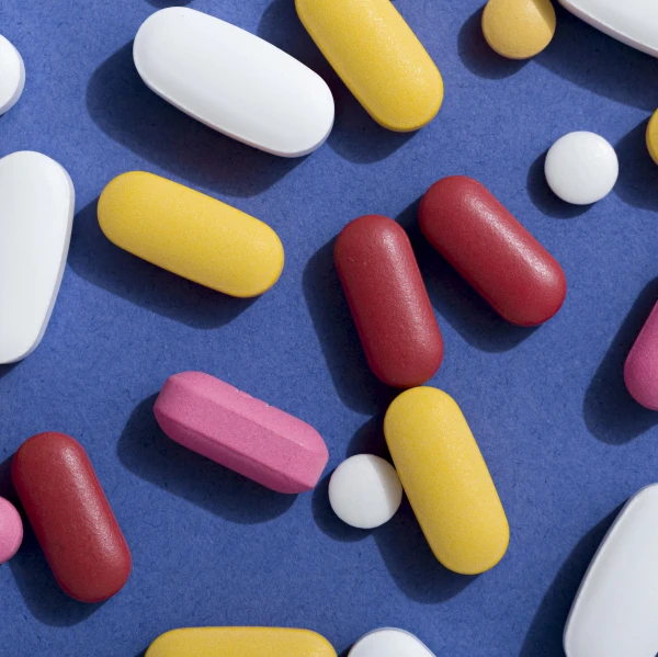 Kāpēc nedrīkst dzert pretsāpju medikamentus katru dienu: slēptie riski organismam