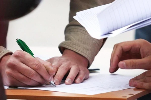 «Nē piespiedu konsultācijām!» — 10 000 Latvijas iedzīvotāju iebilst pret abortu tiesību ierobežojumiem