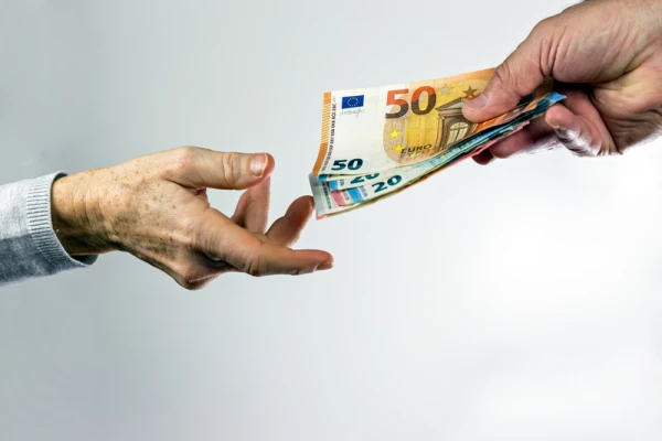 Rosina sākt kriminālvajāšanu par gatavošanos dot 100 000 eiro kukuli IeM amatpersonai