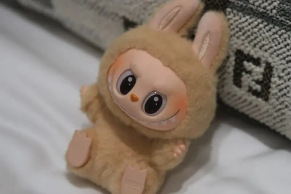 Pieaugušo cilvēku pievilkšanu bērnu rotaļlietām izskaidrojuši