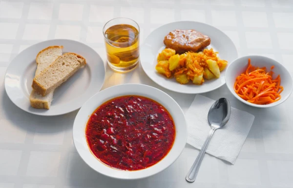 Mīts par «pirmo, otro un kompotu» atspēkots dietologu: nepieciešamība pēc tā ir noraidīta