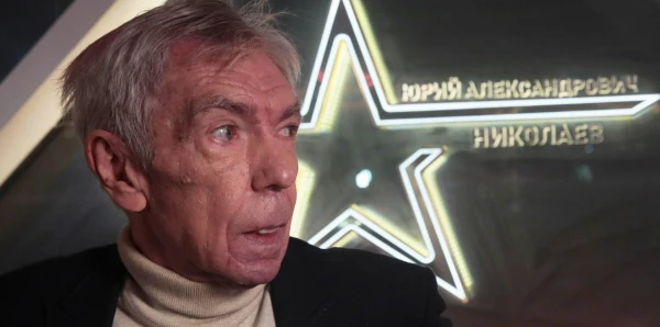 Все драматические страсти отразились на лице артиста.