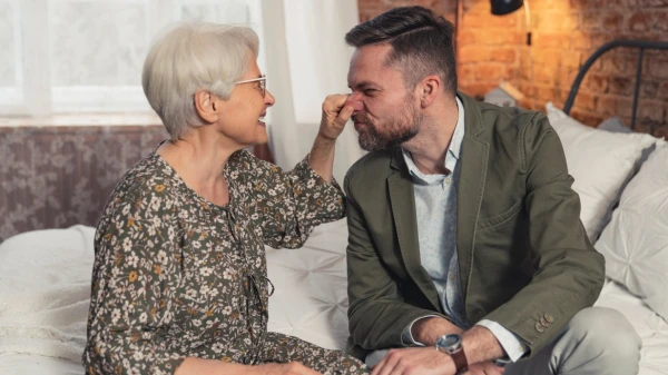 «Māmiņas pīrādziņš»: 5 pazīmes vīriešiem, kuri iestrēguši bērnībā