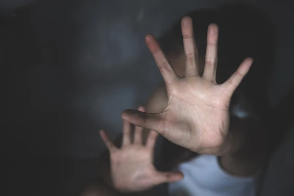 Gleznotāja Postaža krimināllietu par seksuālu vardarbību pret meitenēm turpinās izskatīt nākamgad