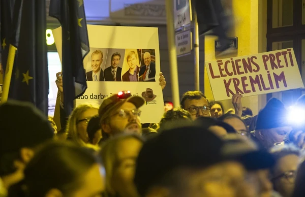 Sarkanā un ar lukturīti: Rīgā un citās pilsētās šodien notiks protesti