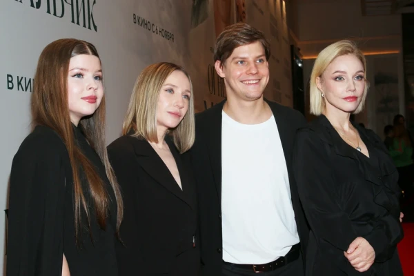 Вдова Олега Табакова Марина Зудина пришла вместе с сыном Павлом и дочкой Машей. Компанию им составила девушка Павла Ксения Ермоленко.