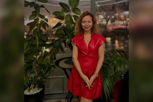 На свои года - Леночка вполне свежа, и хороша.