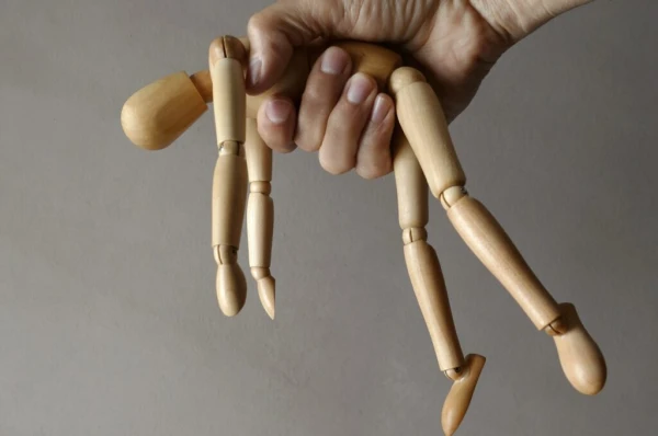 Attīstītā valstī nolēma sist ar pātagām interneta krāpniekus