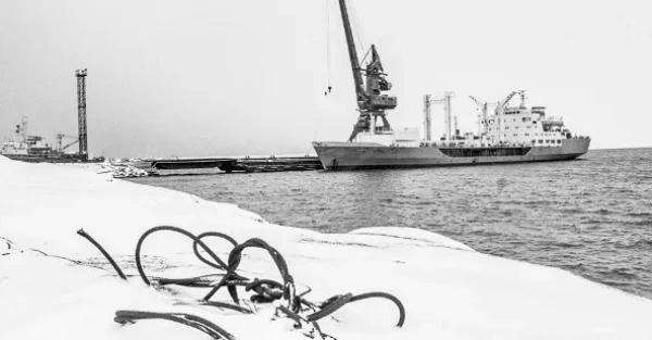 Морской порт на Новой Земле не очень уютный.