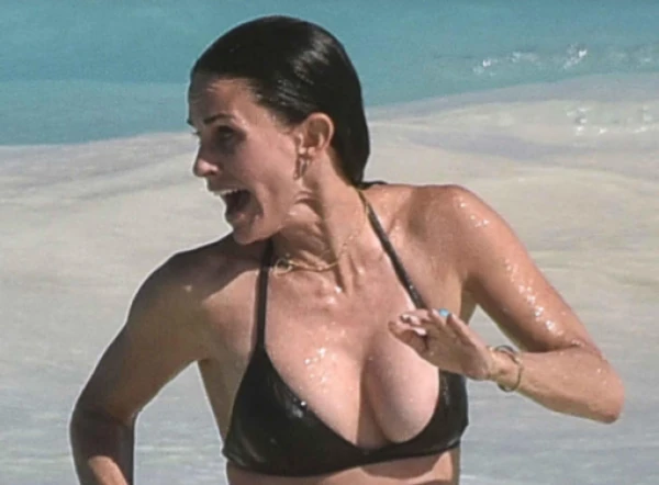 Артистка следит за формой.