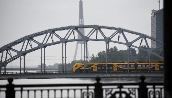«Stulbās nekompetences»: simtiem pasažieru Vivi izlaida vakar «lauka» - ejiet, kur gribat!