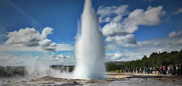 Извержения гейзеров привлекают туристов.
