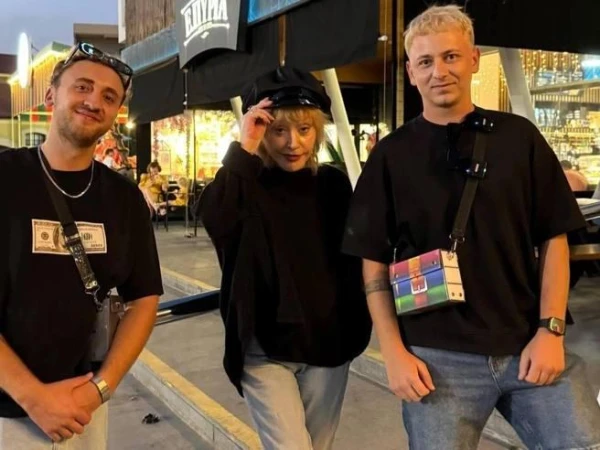 Алла Борисовна среди поклонников на острове Афродиты.