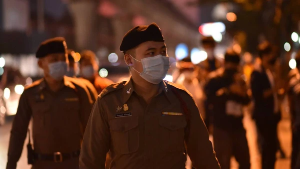 Autobuss ar tūristiem apgāzās Taizemē