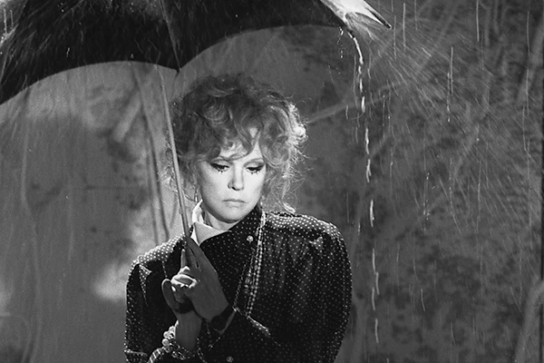 В ее облике хрупкость и женственность сочетались с несгибаемым внутренним стержнем.