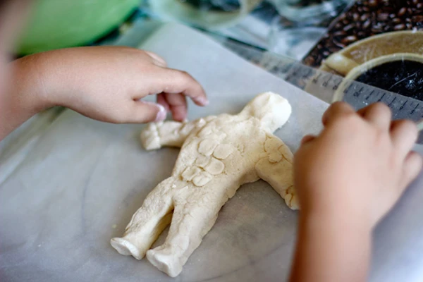 Ekoloģiska attīstības rotaļlieta bērnam: kā pagatavot sāls mīklu veidošanai