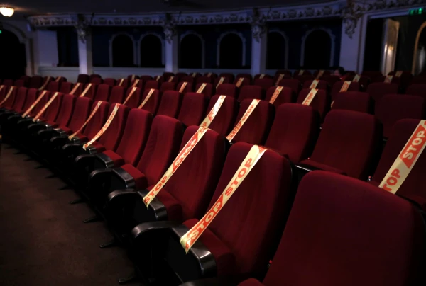 «Rīgas nami» pārdod 210 kinoteātra krēslus