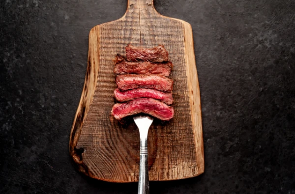 Kāpēc var ēst liellopu gaļu „ar asinīm», bet vistu nevar?