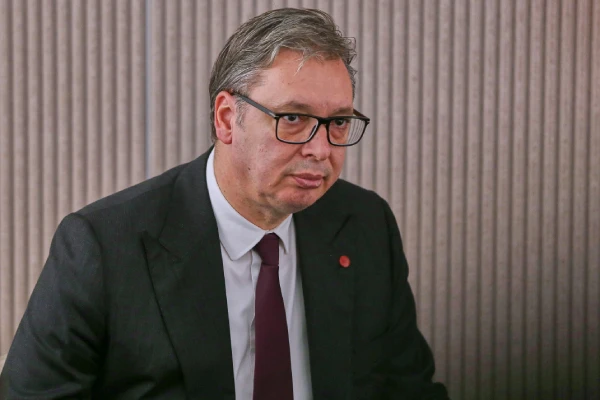 Официальному Белграду нелегко усидеть между двух стульев.