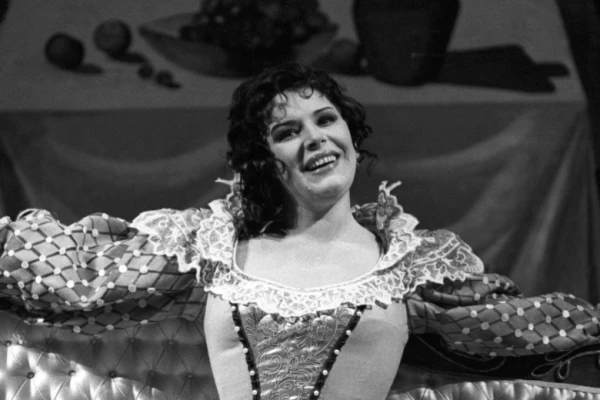 В молодости она пользовалась всеобщей популярностью.