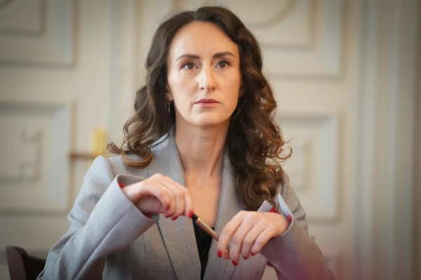 Cieš smadzenes! - Tiesībsargs pret to, lai bērni celtos skolās ne gaismas, ne rīta stundā