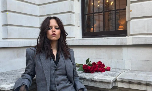 Dženna Ortega pārsteidza publiku ar neparastu kostīmu Uensdejas garā