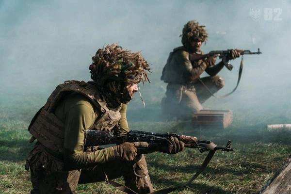 Воины ВСУ по-прежнему вооружены старыми советскими автоматами.