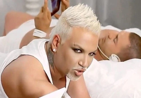 Imidžu mainījušais dziedātājs dziesmai «Mraziš» uzstājās korzetā