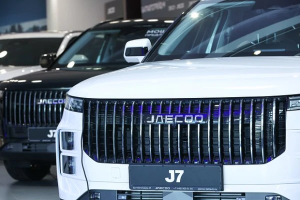 Ķīniešu automašīnu īpašnieki sūdzējušies par dīvainu plankumu parādīšanos